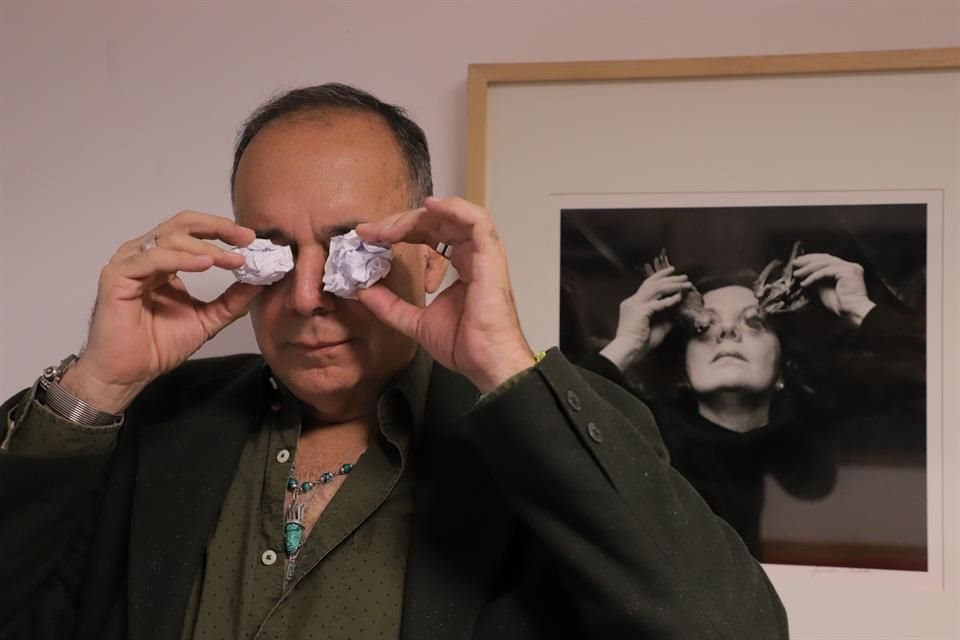 La exposición reúne 115 obras de la fotógrafa mexicana; sobre estas líneas, el curador de la muestra, Juan Rafael Coronel Rivera, quien juega con el autorretrato de la artista 'Ojos para volar'.