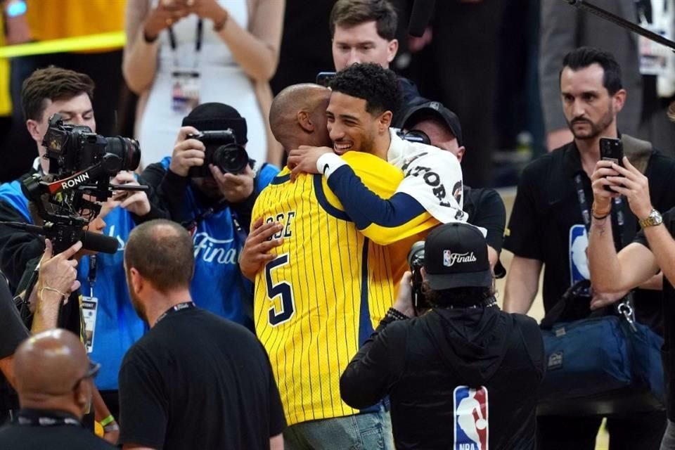 Reggie Miller felicitando a tras el triunfo que provoca el Juego 7.