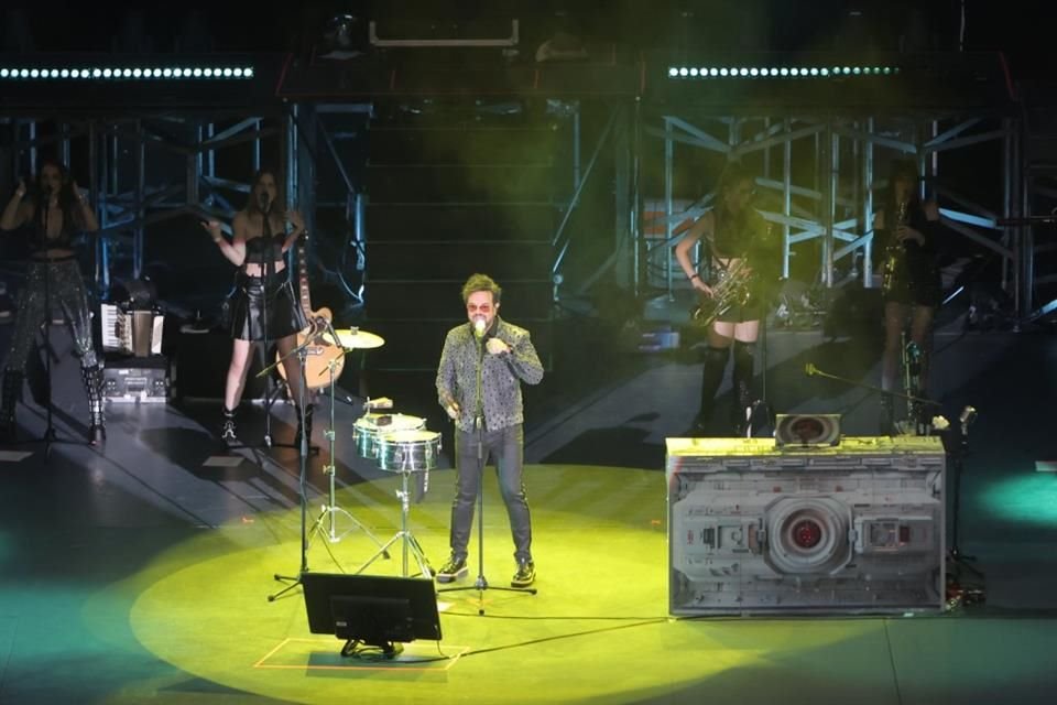 El cantante no dejó de complacer a sus fans, quienes lo han seguido por más de tres décadas.