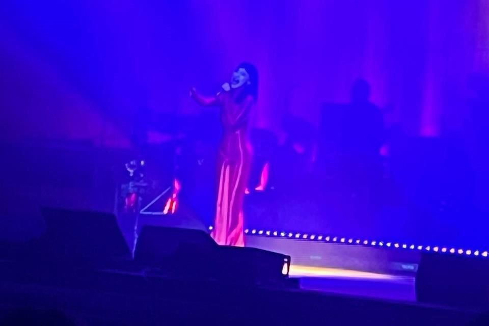 La cantante derrochó sensualidad con cada movimiento teatral. Fue alabada por los caballeros, mientras las mujeres le aplaudían.