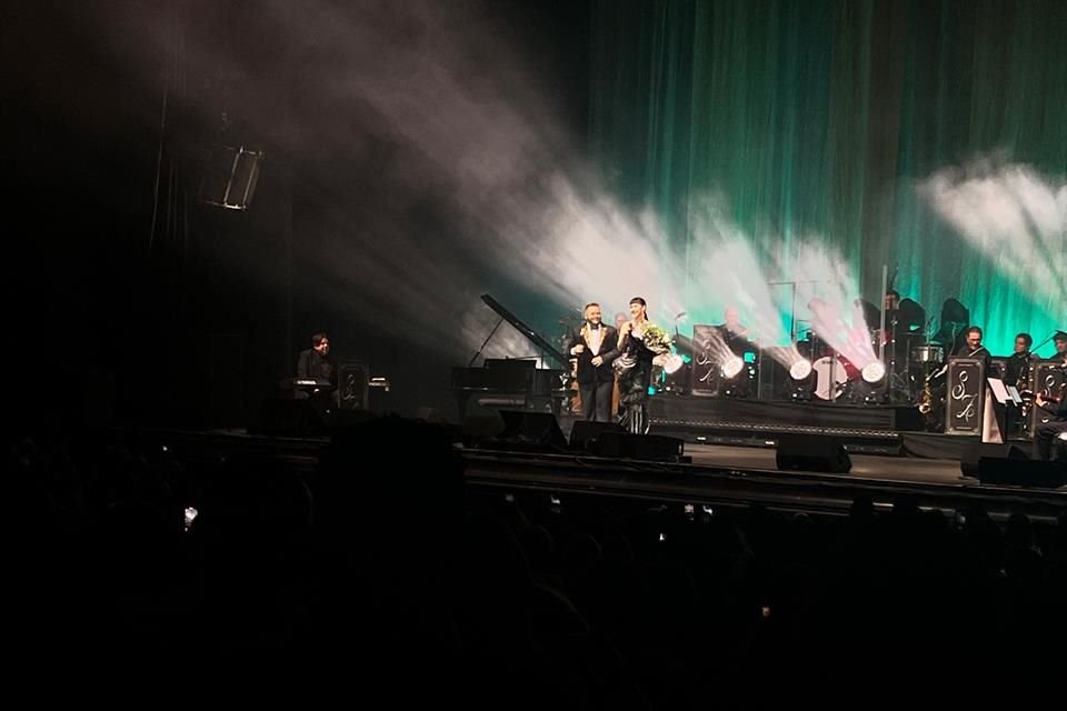 Rodrigo de la Cadena entró al escenario para cantar 'Contigo en la Distancia' con Zabaleta.
