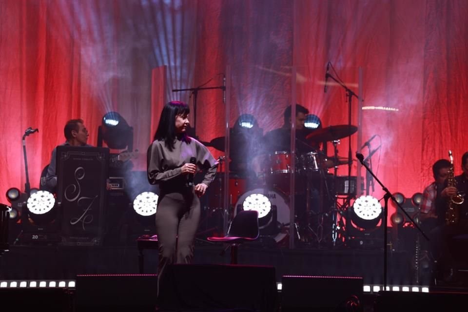 La cantante reafirmó lo enamorada que está de Ricardo al cantar 'Besos', sencillo que estrenó este jueves.