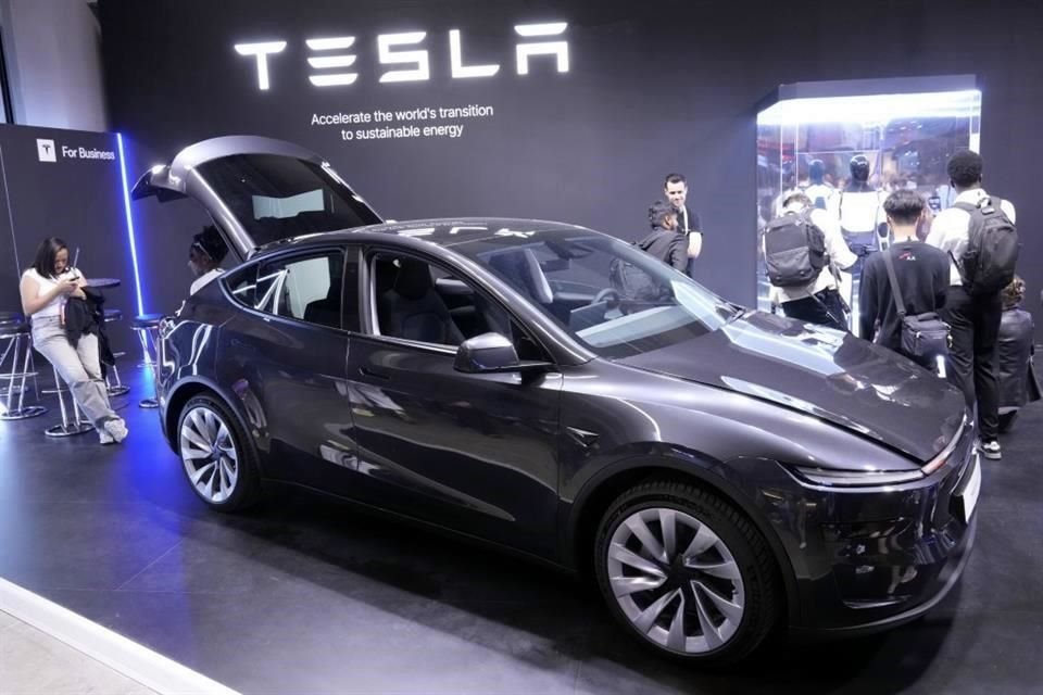 Tesla abrirá su primera sala de exhibición en Bombay a mediados de julio, a la que le seguirá una en Nueva Delhi.