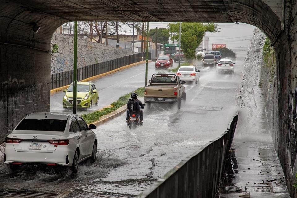 En el desnivel de Av. 8 de julio se registró encharcamiento.
