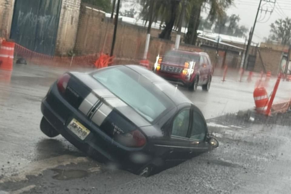 En Av. Camino Real a Colima, varios vehículos se cayeron en excavaciones que hay por obras en la vialidad.