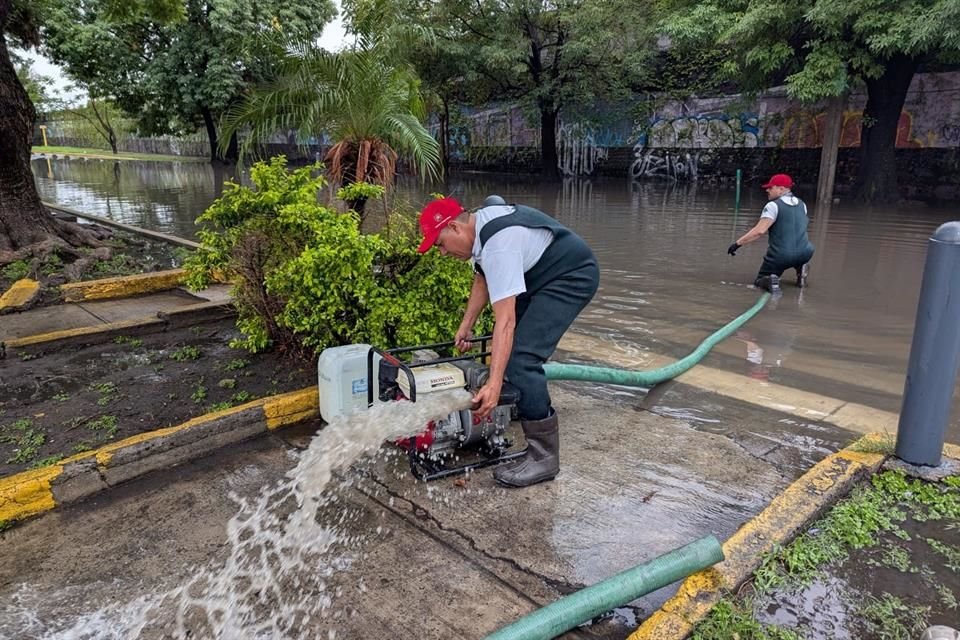 Av. Washington fue cerrada por Protección Civil de Guadalajara debido a que la vialidad registró encharcamiento.