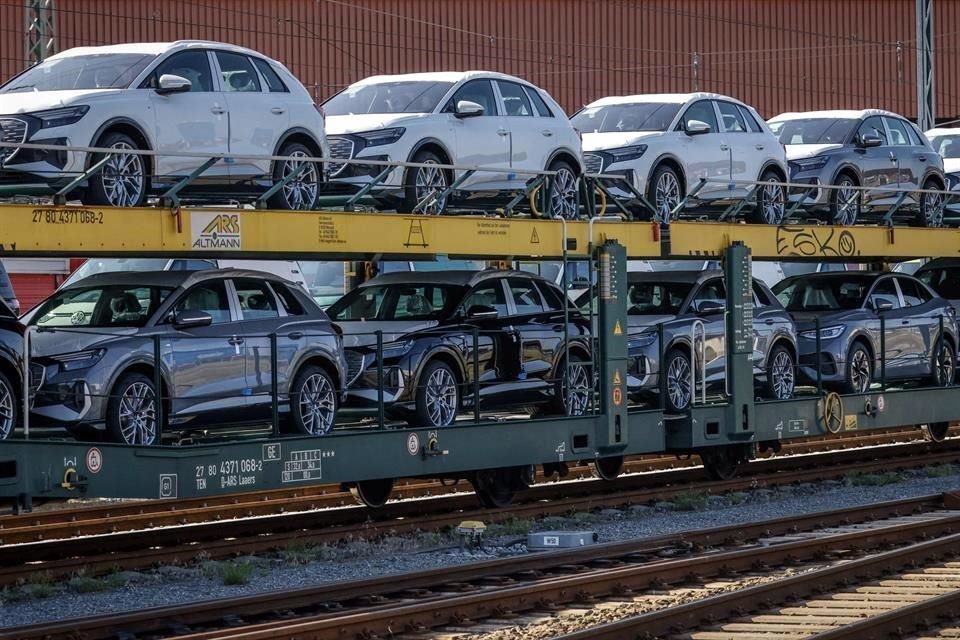 Automóviles nuevos del fabricante alemán Audi se almacenan en un tren de mercancías en el puerto de Bremerhaven, en el norte de Alemania, en espera de ser exportados.