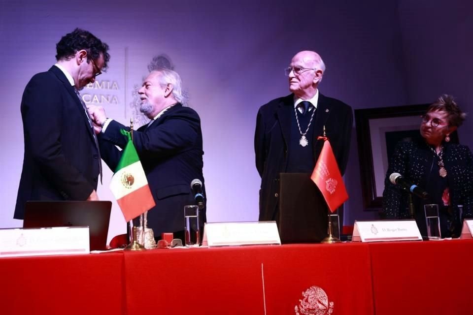Flavio González Mello, Gonzalo Celorio, el antropólogo Roger Bartra, quien respondió el discurso de ingreso del dramaturgo, y Concepción Company, durante la ceremonia.