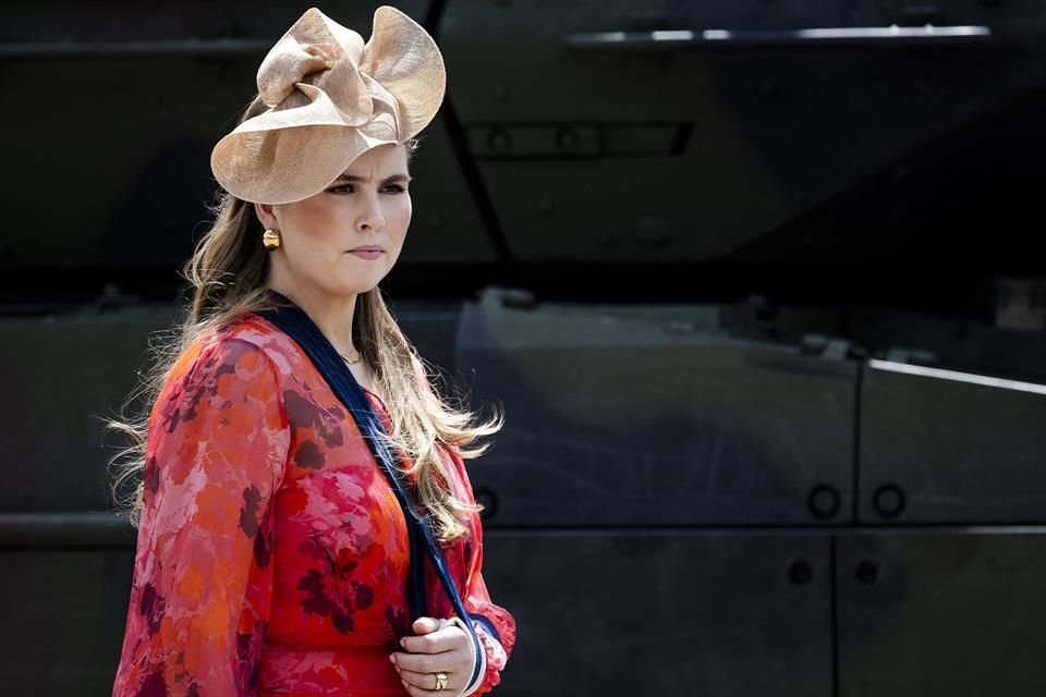 La Princesa Amalia de Holanda reapareció con cabestrillo tras fracturarse el brazo en una caída a caballo, acompañando a su padre en evento.
