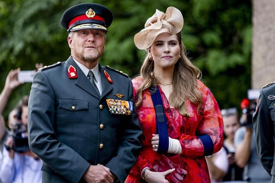 La heredera al trono, de 21 años, asistió con una sonrisa al Cuartel Príncipe Bernardo en Amersfoort, Utrecht, donde acompañó a su padre, el Rey Guillermo Alejandro.