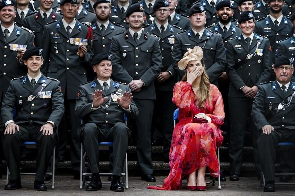 La Princesa de Orange lució un elegante vestido rojo de Natan Couture y llevaba el brazo izquierdo inmovilizado con un cabestrillo azul y vendaje en la muñeca.