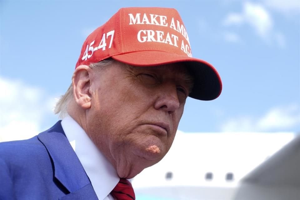Trump habla con la prensa al llegar a un aeropuerto en Nueva Jersey.
