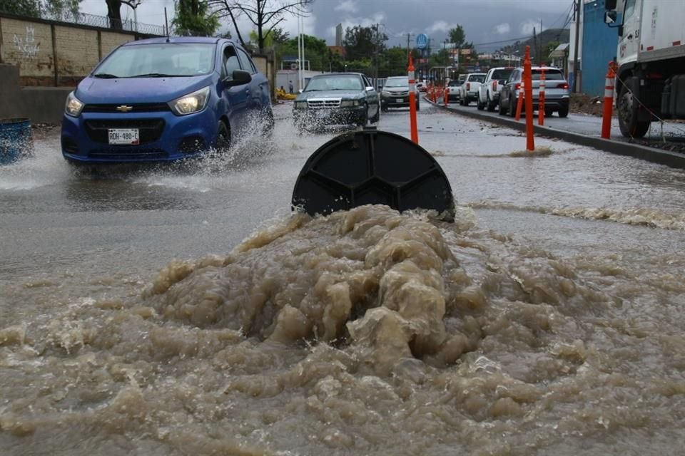 En la avenida Camino Real y Bahía de Todos los Santos por las obras que se encuentran en el lugar donde al menos 2 alcantarillas se votaron lo que ISO un intenso tráfico en la zona