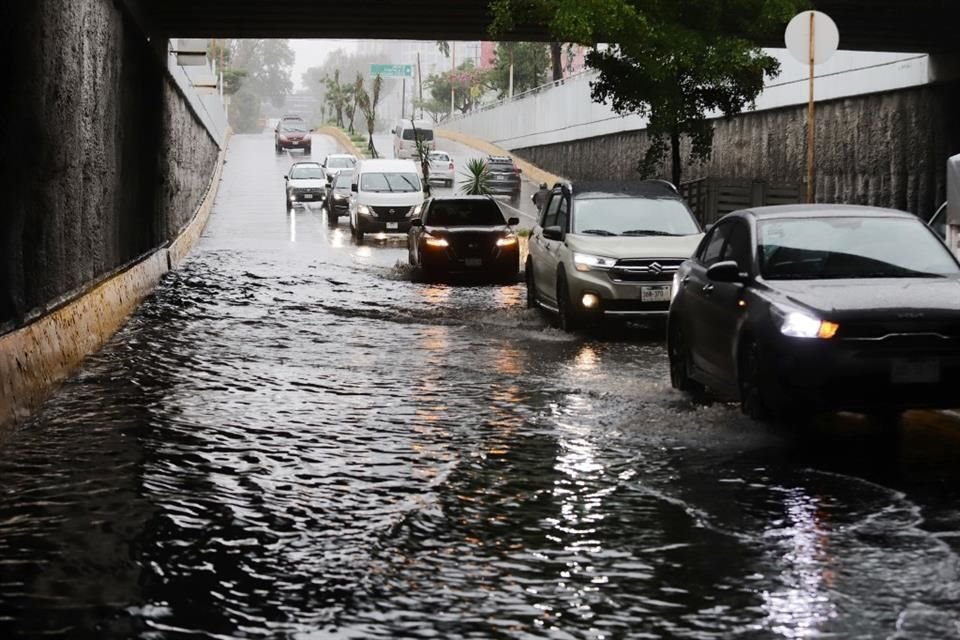 Encharcamiento en López Mateos a la altura de Copérnico debido a la lluvia de la madrugada y mañana.