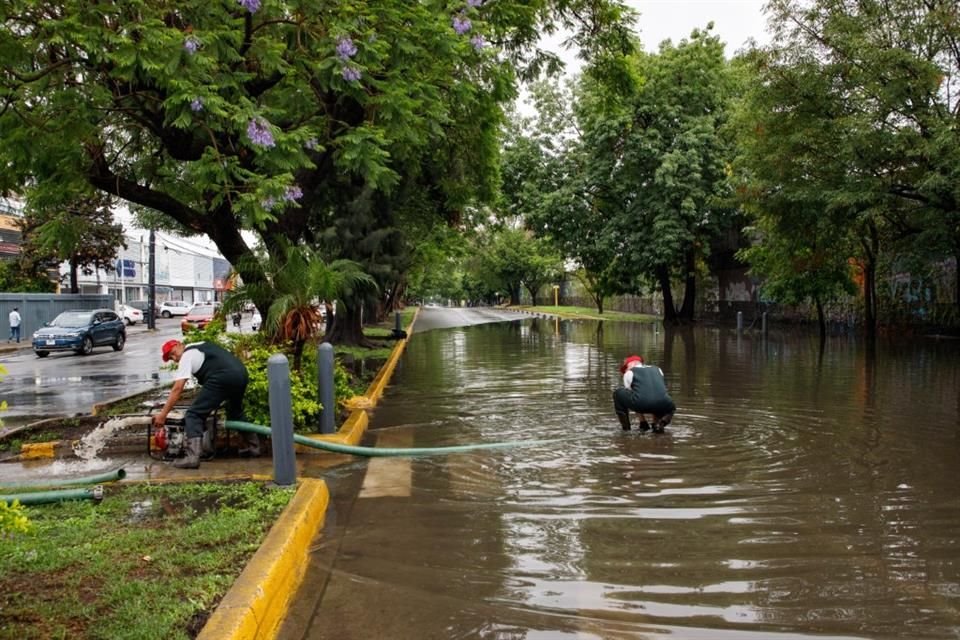 Av. Washington fue cerrada a la altura de su cruce con la Calle Roble, debido a encharcamiento.
