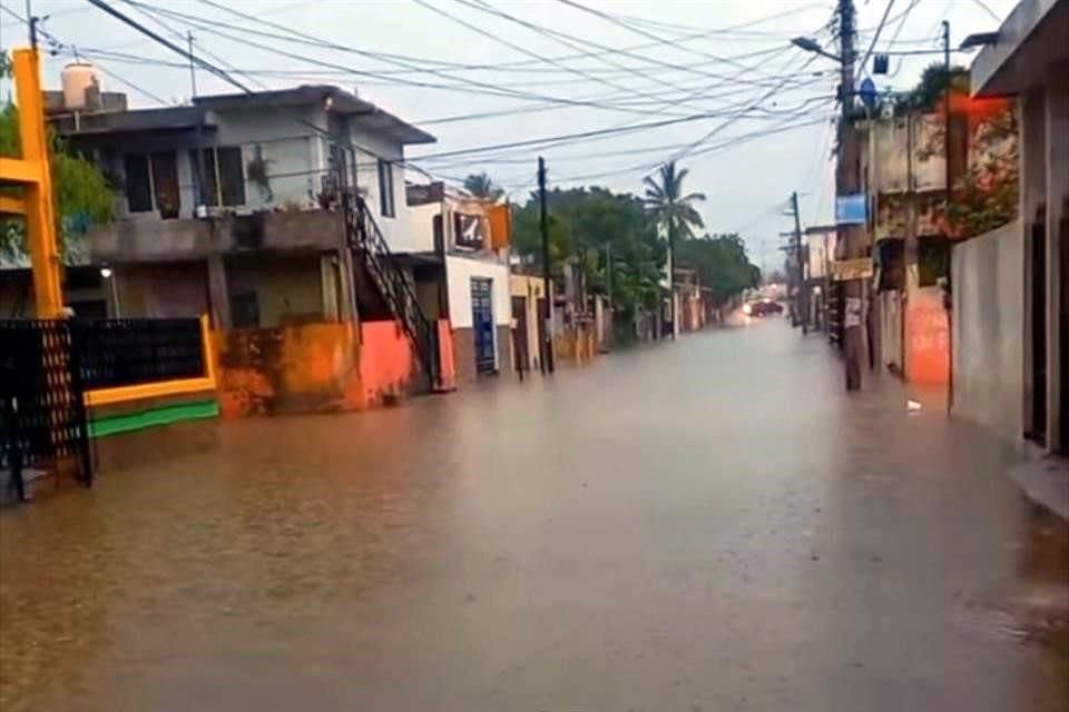 Tras las fuertes lluvias registradas en los municipios de Tampico, Madero y Altamira, varias calles resultaron inundadas.