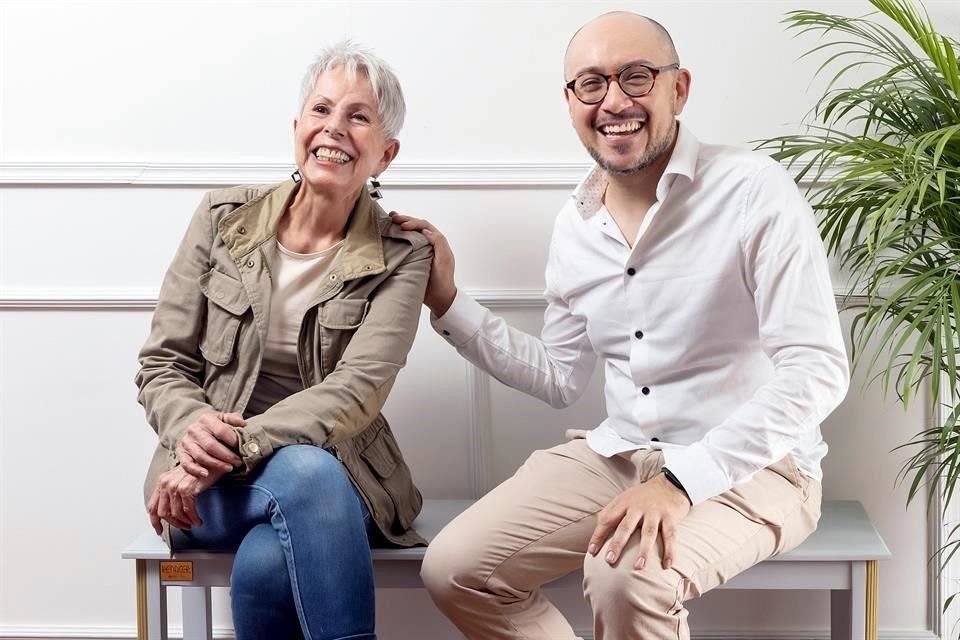 Los diseñadores, Martha y Emmanuel, trabajan en unas antiguas ventanas del siglo XX que convertirán en una vitrina para productos derivados del olivo.