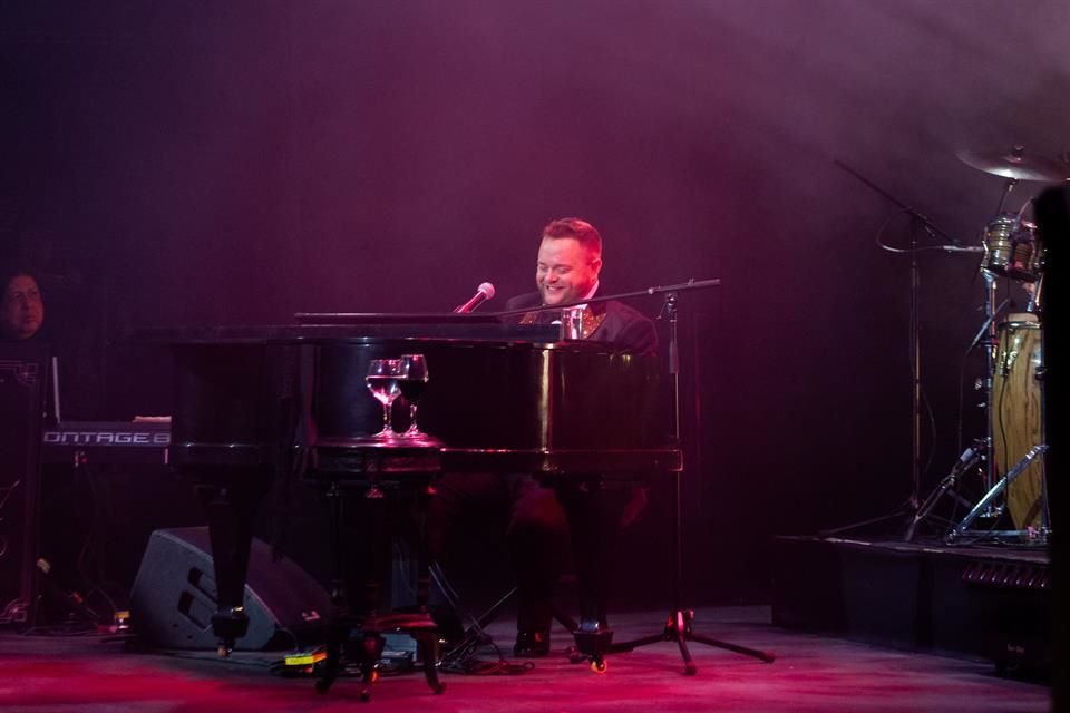 Rodrigo de la Cadena acompañó a Susana Zabaleta durante su concierto en el Teatro Metropolitán.