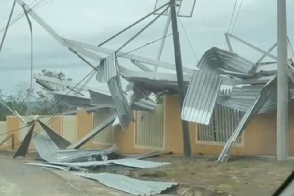 Algunos de los daños fueron postes caídos, falta de electricidad y afectaciones en casas y escuelas, donde salieron volando algunos techos de lámina.