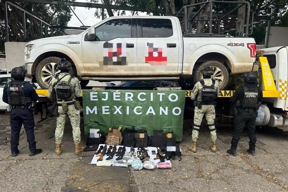 Elementos del Ejército aseguraron al menos diez vehículos, armas de grueso calibre y municiones de diversos calibres en un rancho 'El Barbas', líder del CJNG en Zitácuaro, Michoacán