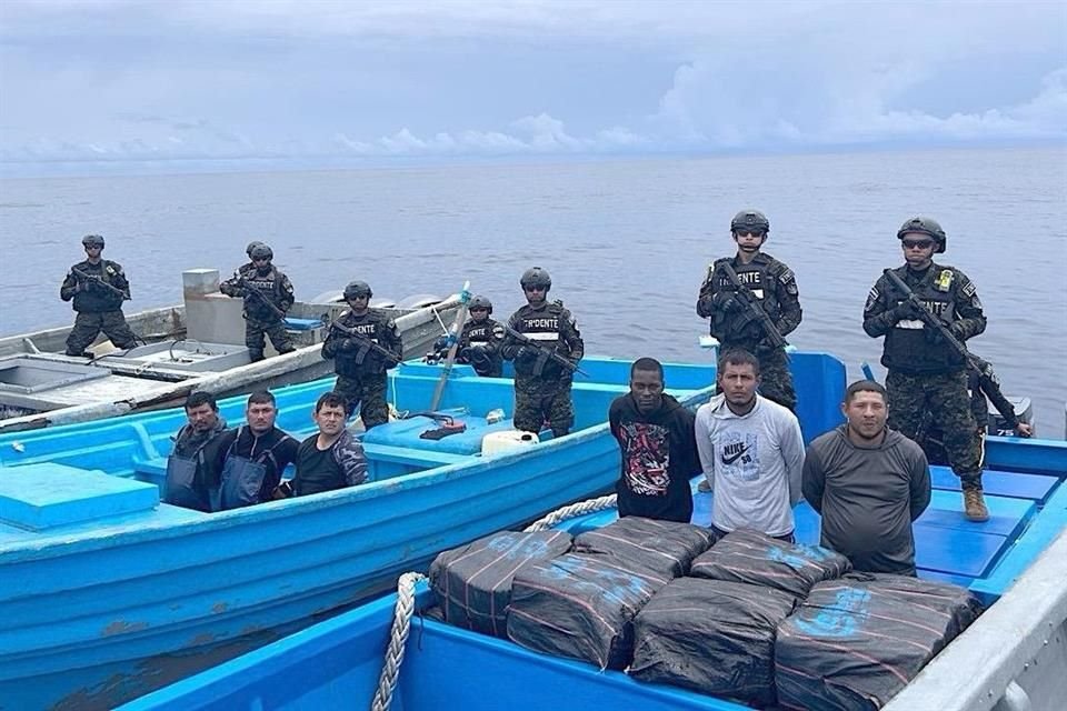 Bukele exhibió a los detenidos en fotografías que compartió en X.