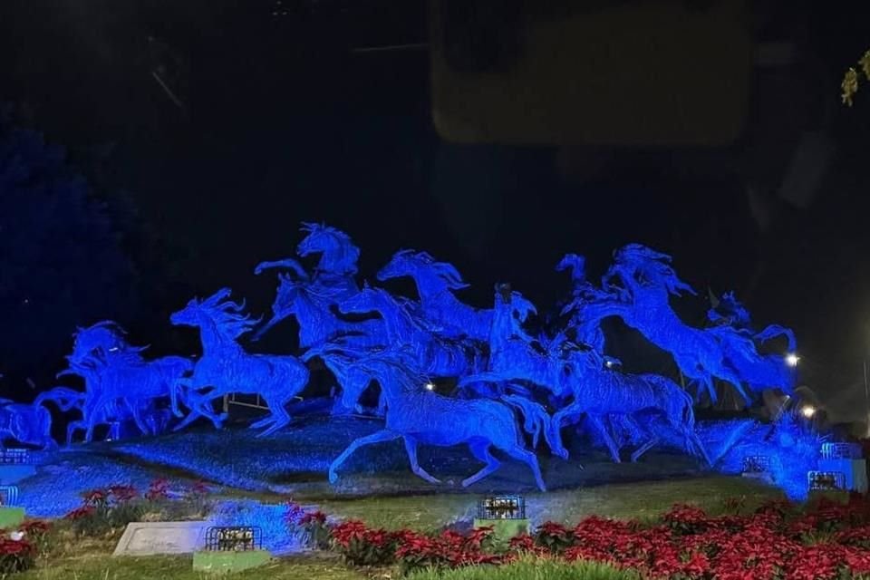 Escultura La Estampida iluminada por el Día Internacional del Refugiado.