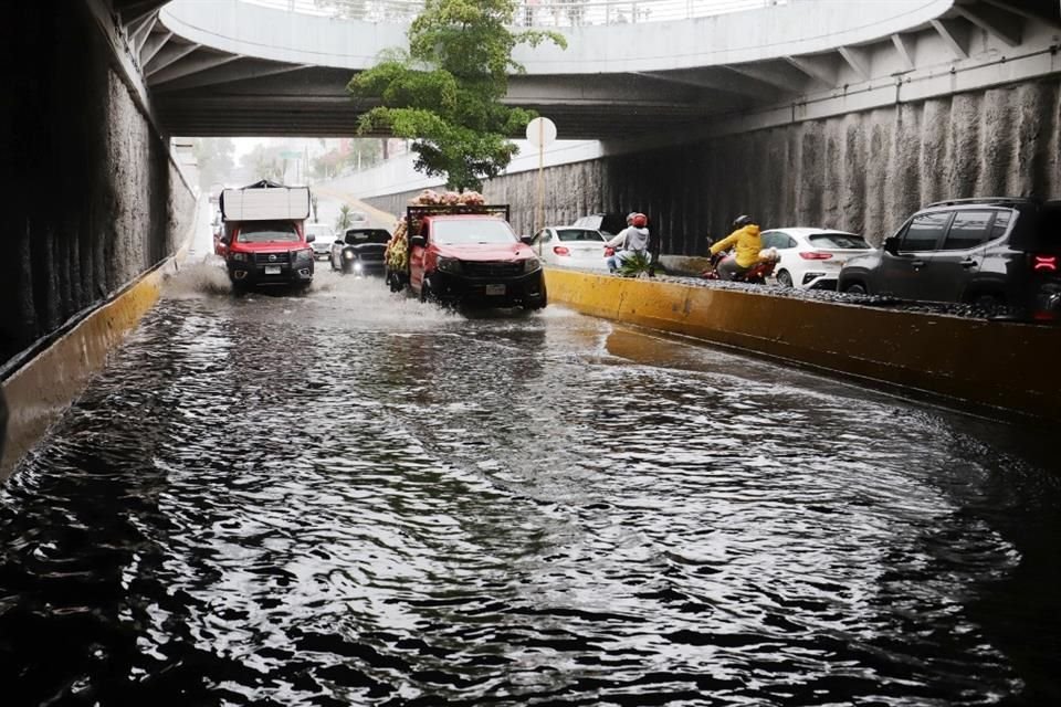 Los encharcamientos en López Mateos causaron ayer tráfico por varias horas.