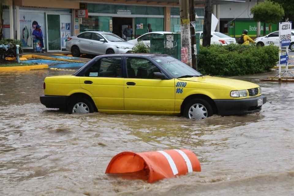La cantidad de agua provocó  tráfico y encharcamientos en Avenida Camino Real.