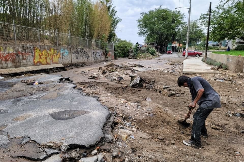 En Santa Ana Tepetitlán, se levantó el pavimento con la lluvia de la madrugada del viernes.