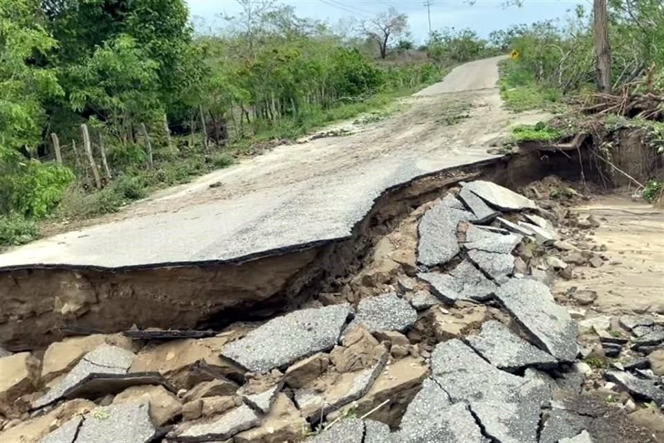 Tras el paso del huracán 'Erick', la Costa Chica oaxaqueña exhibe un panorama desolador: caminos destrozados o bloqueados por techos, lodo y árboles, y casas y plantíos completamente devastados.