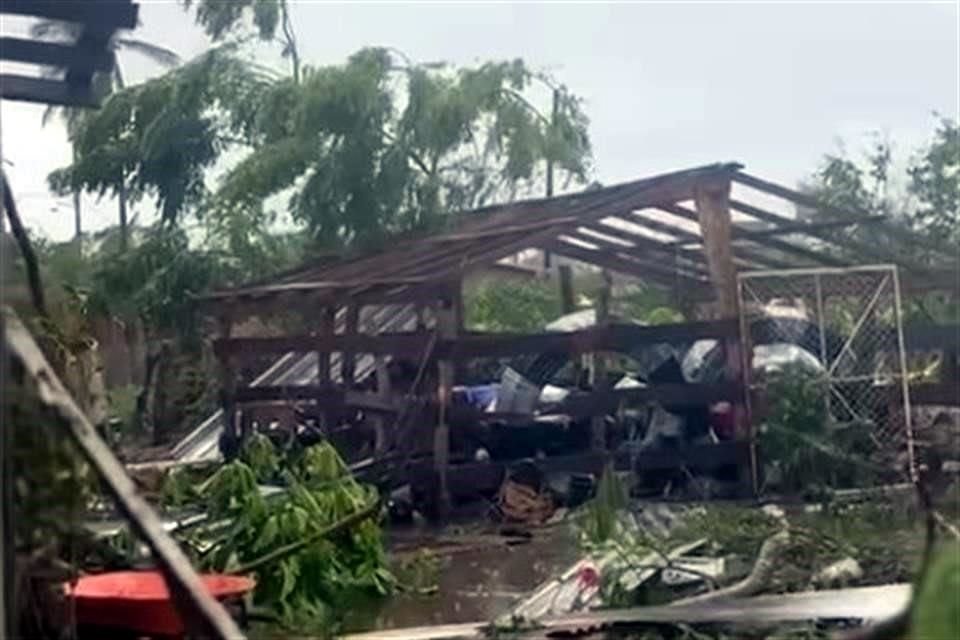 Tras el paso del huracán 'Erick', la Costa Chica oaxaqueña exhibe un panorama desolador: caminos destrozados o bloqueados por techos, lodo y árboles, y casas y plantíos completamente devastados.