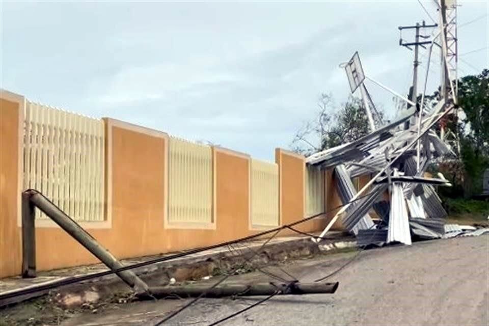En el Centro de Bachillerato Tecnológico (CBT) el tablero de básquet voló, y quedó atrapado entre un montón de láminas, sobre el muro de la institución.