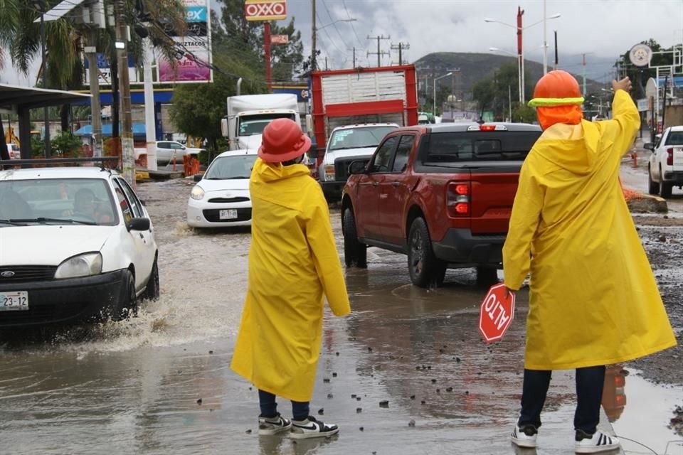 Tráfico y caos por lluvias en la ZMG.