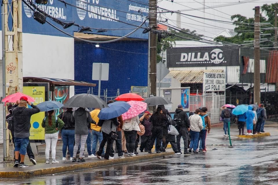 El servicio del transporte público se alenta aún más por la lluvia.