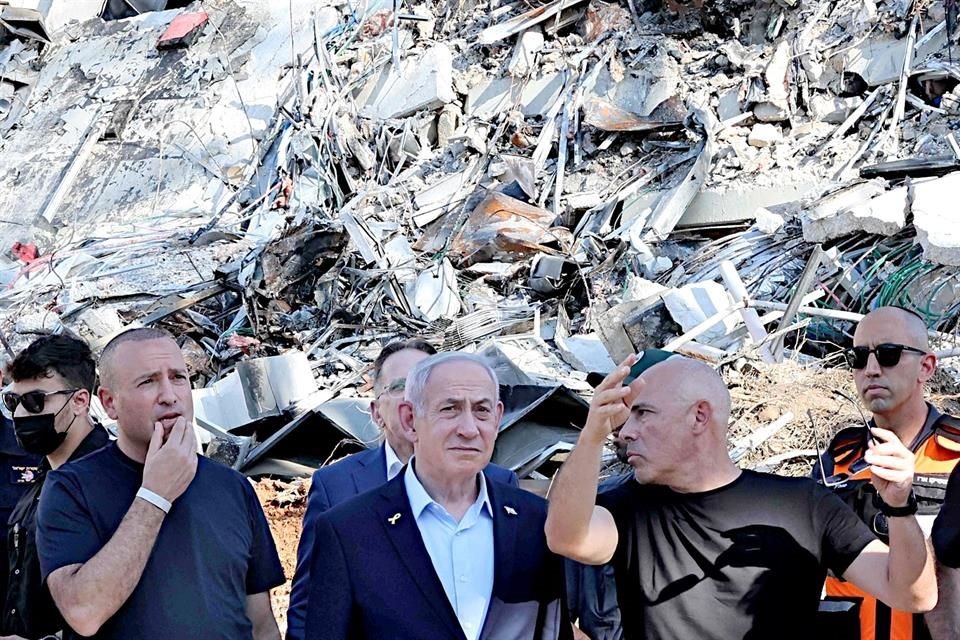 El Primer Ministro Benjamin Netanyahu visitó el sitio del Instituto de Ciencias Weizmann alcanzado por misiles iraníes.