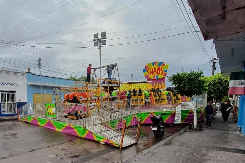 Uno de los problemas en la zona es que hay juegos que abarcan toda la vialidad.