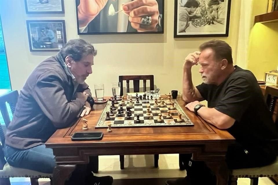 Una de sus actividades favoritas es jugar ajedrez.
