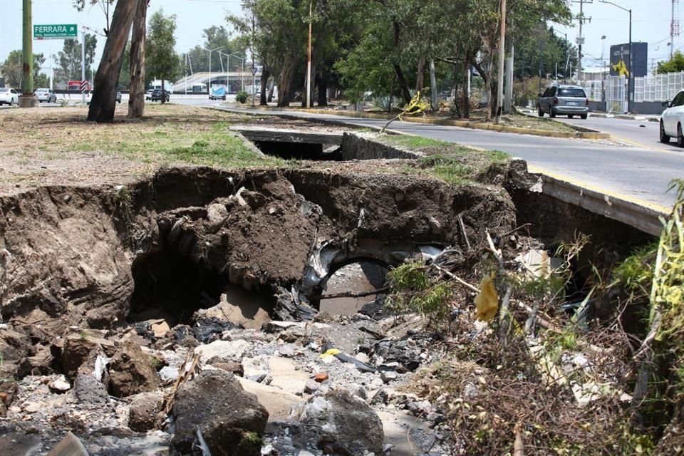 Usuarios de la estación Felipe Ruvalcaba de MiMacro Periférico se mostraron preocupados por el surgimiento de hundimientos en uno de los camellones del Anillo Periférico, en Paraísos del Colli.