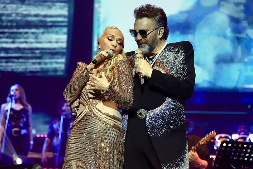 Yuri interpretó 'Maldita Primavera' y todos la acompañaron a coro.