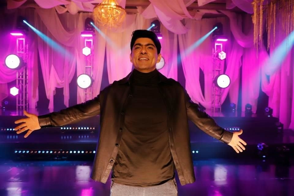 Víctor García volvió a los escenarios tras 10 años ausente y lo hizo en el Teatro Metropólitan, con temas de Joan Sebastián y Juan Gabriel.