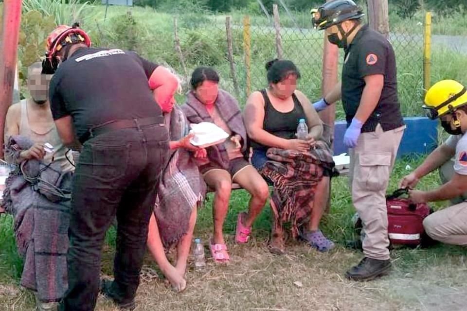 Tras unos cinco días secuestrados, el enfermero y las tres mujeres de Reynosa fueron atendidos por Protección Civil de General Terán tras ser hallados tirados a un lado de la carretera a China.