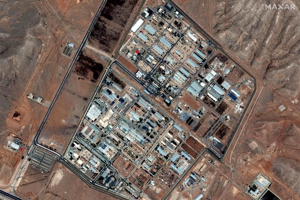 Ejército israelí reportó ataques en instalación de investigación nuclear iraní y al suroeste de ese país; afirmó que abatió a 3 comandantes.