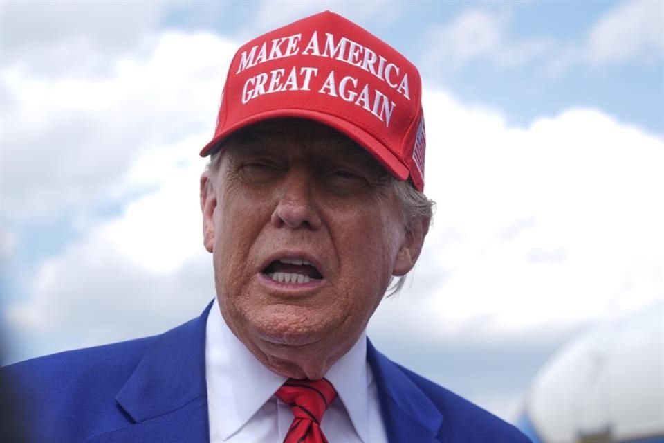 Trump regresará hoy por la tarde a Washington para reunirse con su gabinete de seguridad nacional.