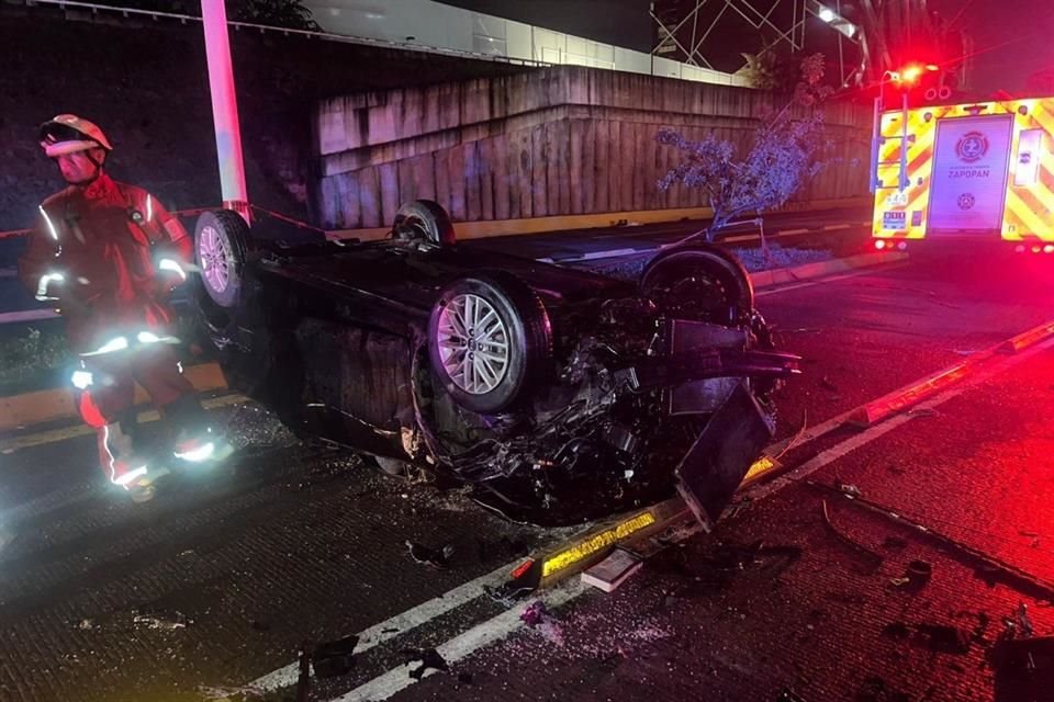 Un automovilista murió luego de que cayó desde un paso a desnivel en la Colonia Industrial Belenes, de Zapopan.