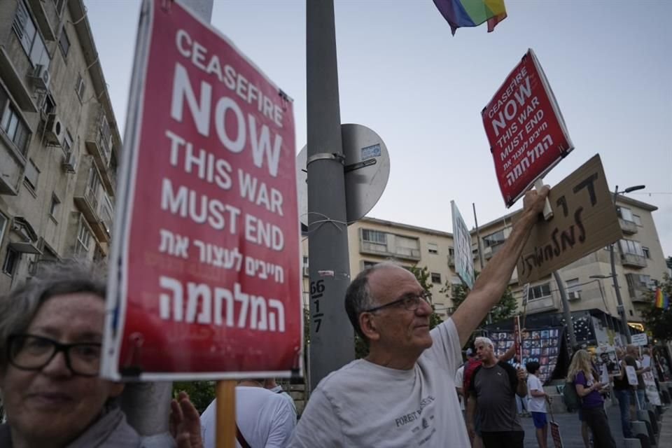 Israelíes protestan en Haifa, al norte del país, para exigir un fin de la guerra en Gaza.