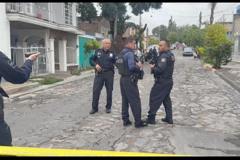 Mientras estaba cerca de su casa, un joven fue atacado a balazos en la Colonia Valentín Gómez Farías, de Guadalajara.