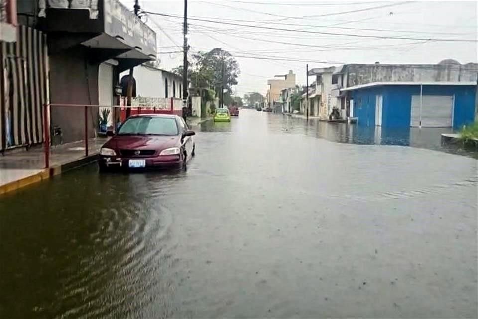 Las afectaciones han sido mínimas, con algunos vehículos varados y casas con daños menores causados por oleaje provocado por camiones grandes.