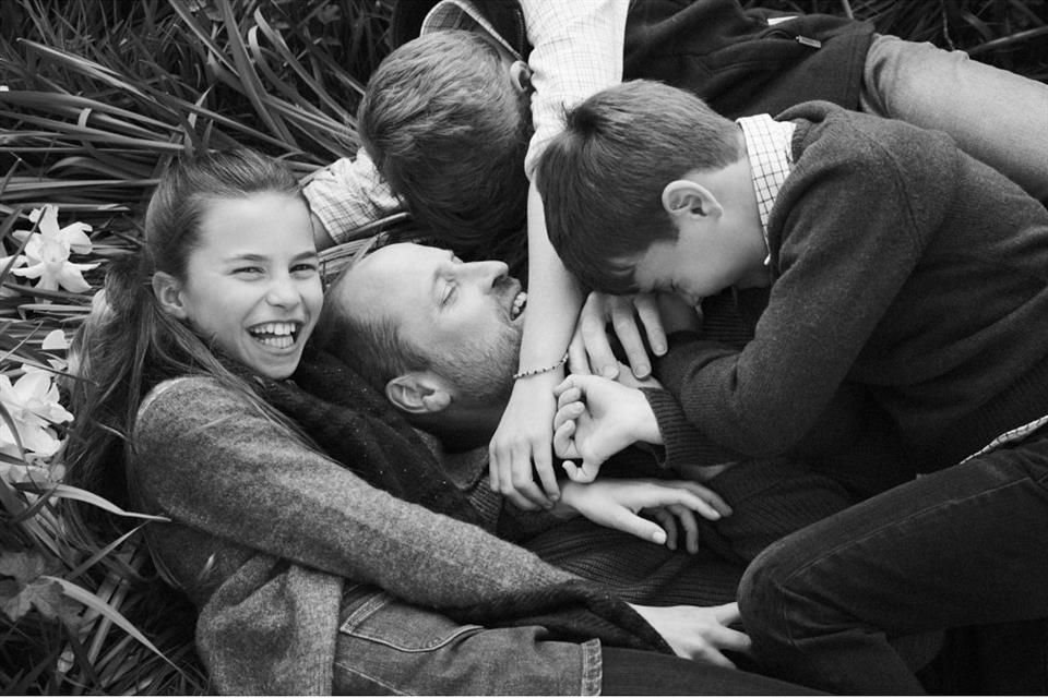 Middleton firmó la imagen con las iniciales de sus tres hijos: el Príncipe Jorge, de 11 años, la Princesa Carlota, de 10, y el Príncipe Luis, de 7.