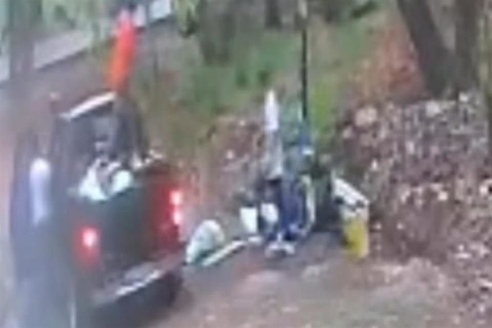 Verónica Delgadillo, Alcaldesa de Guadalajara, mostró un video de personas tirando basura en una zona que ya estaba limpia.