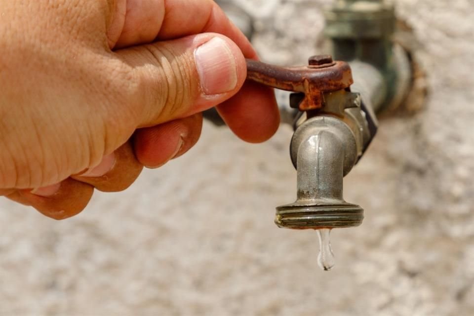 Por una obra hidráulica, colonias de la Zona de Expo Guadalajara tendrán desabasto de suministro de agua potable a partir del lunes.